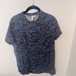 & Other Stories sz 6 short sleeve tshirt w/ dark floral pattern in purple & blue